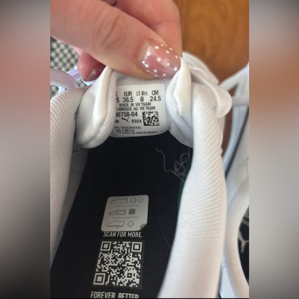Women’s PUMAS - Picture 2 of 5